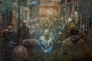 Femme qui ressent la solitude et l'inquiétude