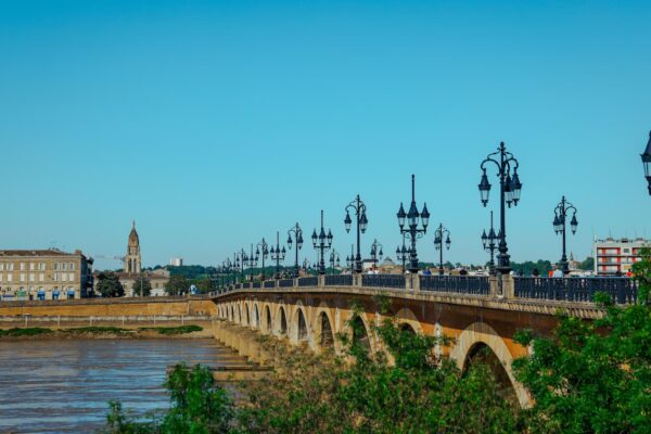 Comment sortir de sa zone de confort lorsqu’on voyage seul à Bordeaux ?