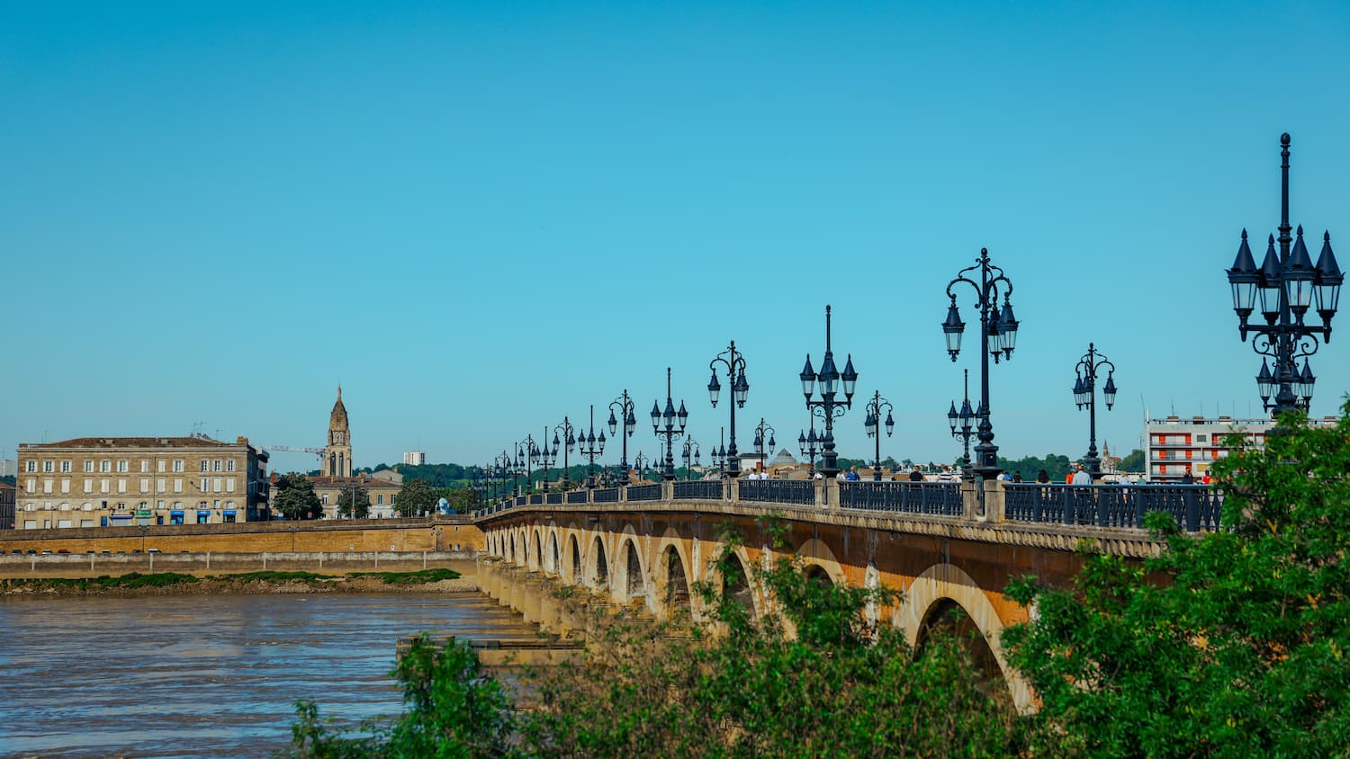Comment sortir de sa zone de confort lorsqu’on voyage seul à Bordeaux ?