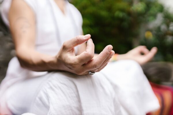 Chakra du cœur bloqué : symptômes émotionnels et lecture prudente