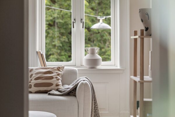 Purifier sa maison : rituel symbolique et apaisement de l&rsquo;espace