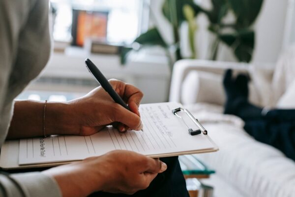 Thérapie cognitivo-comportementale TCC : comprendre cette approche pour reprendre confiance
