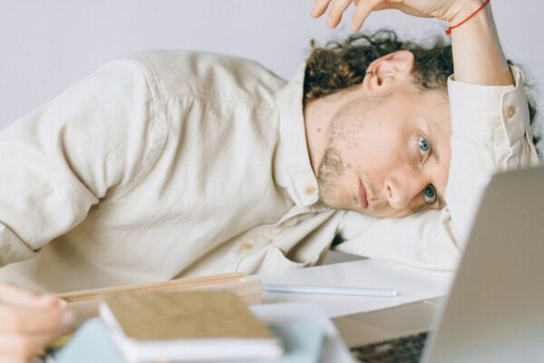 Comment éviter le burn-out : signaux d&rsquo;alerte et limites à poser tôt