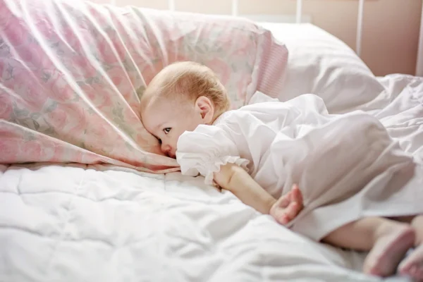 Pourquoi les enfants s&rsquo;attachent à leur lit — et ce que cela révèle sur leur besoin de sécurité