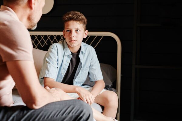 Ne pas montrer ses émotions à ses parents : pourquoi ça arrive et comment s&rsquo;autoriser à ressentir