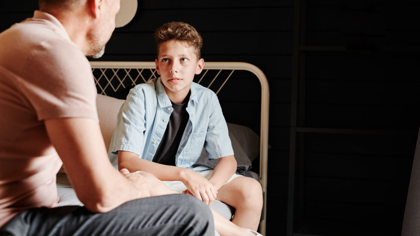 Ne pas montrer ses émotions à ses parents : pourquoi ça arrive et comment s&rsquo;autoriser à ressentir