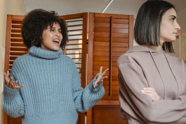 Le mépris en psychologie : signes, effets sur l’estime de soi et comment réagir