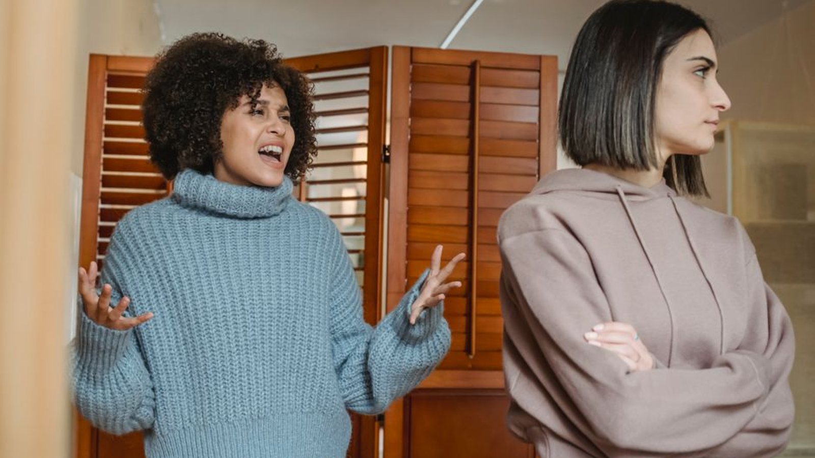 Le mépris en psychologie : signes, effets sur l’estime de soi et comment réagir