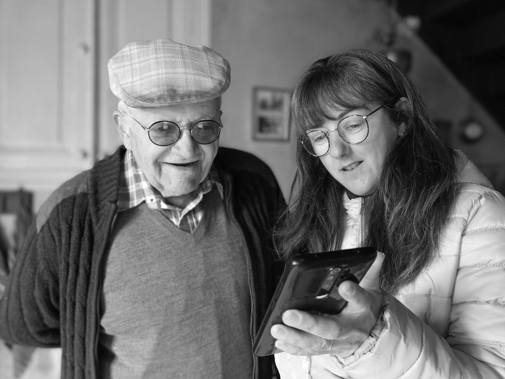 Femme refermant un carnet et regardant devant elle, déterminée