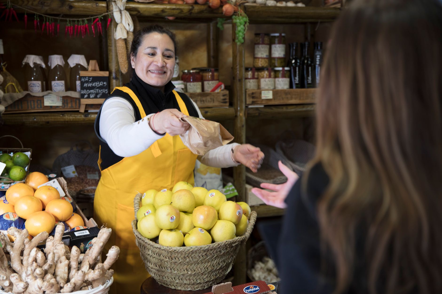 Vous parlez naturellement aux serveurs et aux caissiers ? Ce que ça révèle de votre confiance en vous